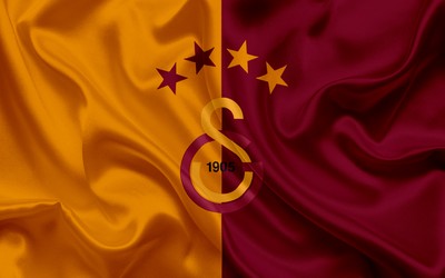 HK体育-凯蒂麦卡比和主帅激烈讨论战术